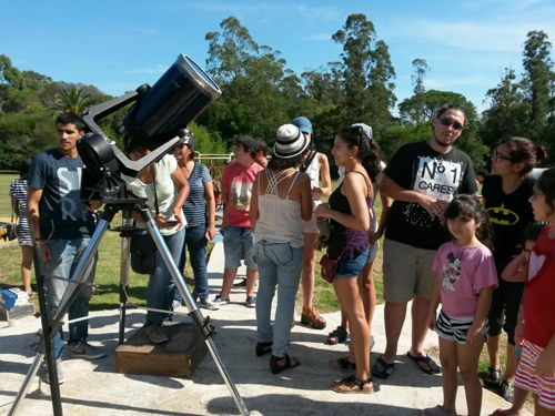 Visitantes presenciando el eclipse
