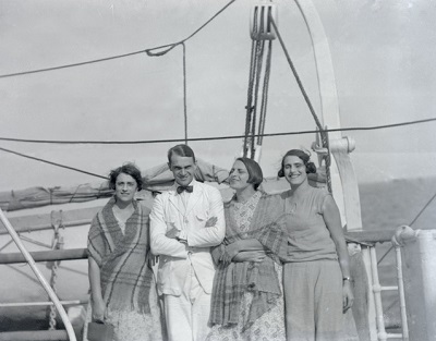 Isabel, Pedrito, Delia y Emma Figari en una embarcación