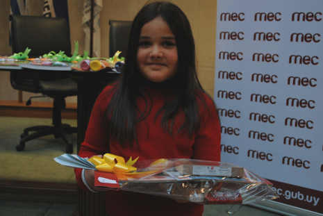 Niña con su premio