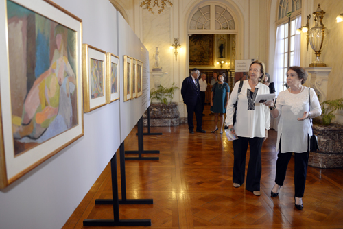 Ministra junto a la hija de la artista admirando la obra