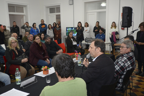 Autoridades ministeriales en oratoria con el público presente