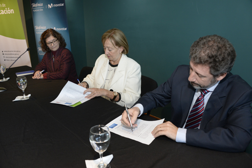 Ministra Muñoz firmando el convenio