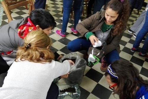 Vecinas en taller práctico de huertas urbanas