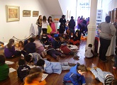 niños en sala