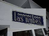 Fachada de Las Nubes con cartel agrandado 