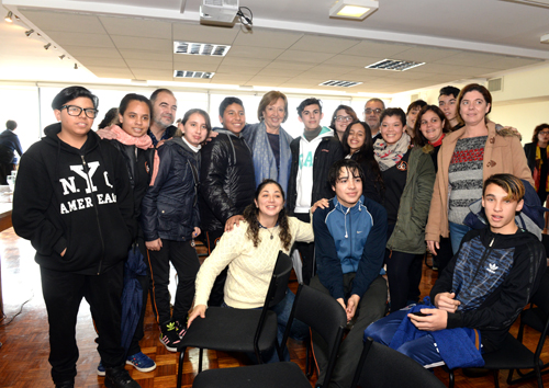 estudiantes junto a la ministra Muñoz