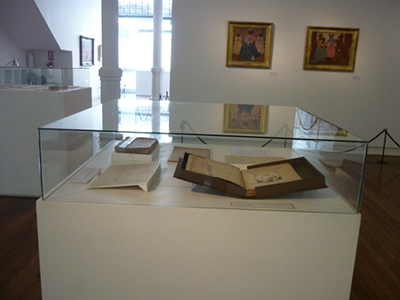 Carpeta para la guarda de planchas de sellos. Estuches para libros y soportes para exhibición.