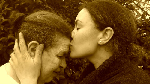 Beso de nieta a abuela