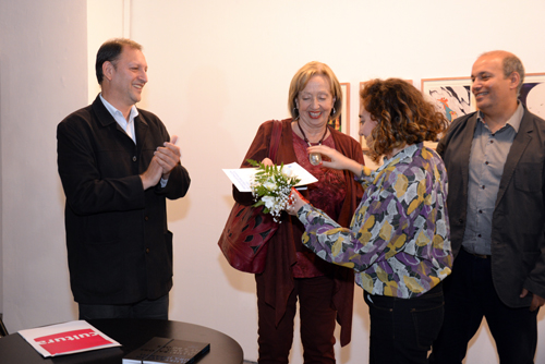 Ganadora recibiendo el premio