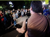 Hombre tocando acordeón entre el público