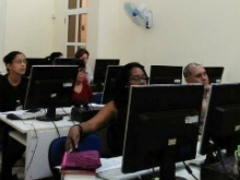 Participantes en la sala de videconferencia