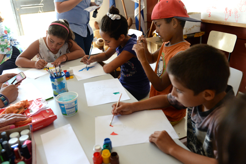 niños pintando