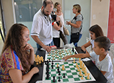 Personas jugando ajedrez