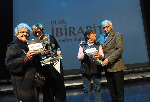 jubilados recibiendo premio