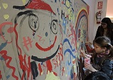 niños pintando