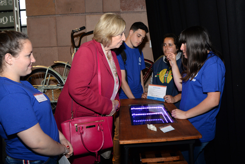 ministra recorriendo la muestra