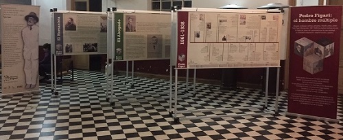 Exposición en el hall del IFES