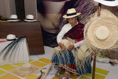 Mujer armando sombrero