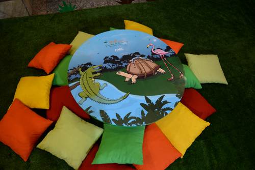 Almohadones alrededor de mesa