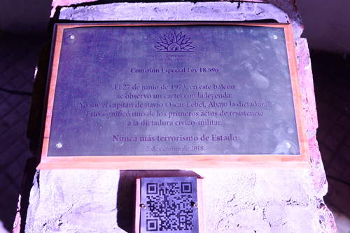 Placa homenaje a Óscar Lebel.