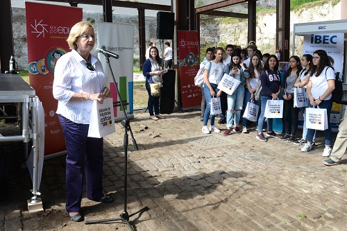 ministra y estudiantes