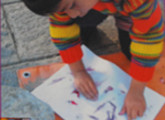 niño pintando