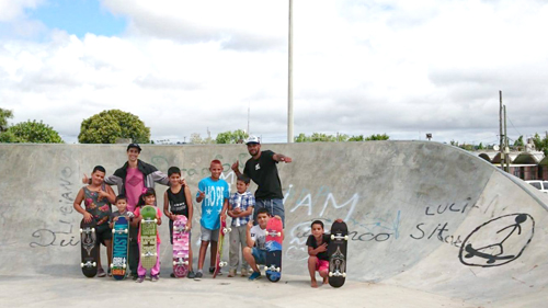 niños haciendo skate