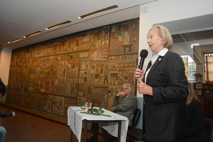 La ministra Muñoz haciendo uso de la palabra con el mural de fondo