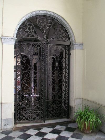 Puerta del patio de la Casa Giró vista desde el patio