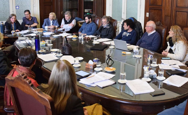 Mesa redonda con las personas reunidas en Consejo