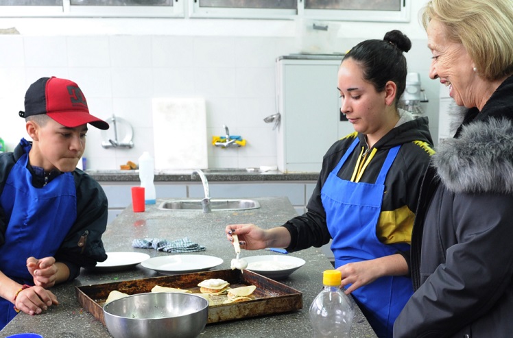 ministra con alumnos de gastronomía