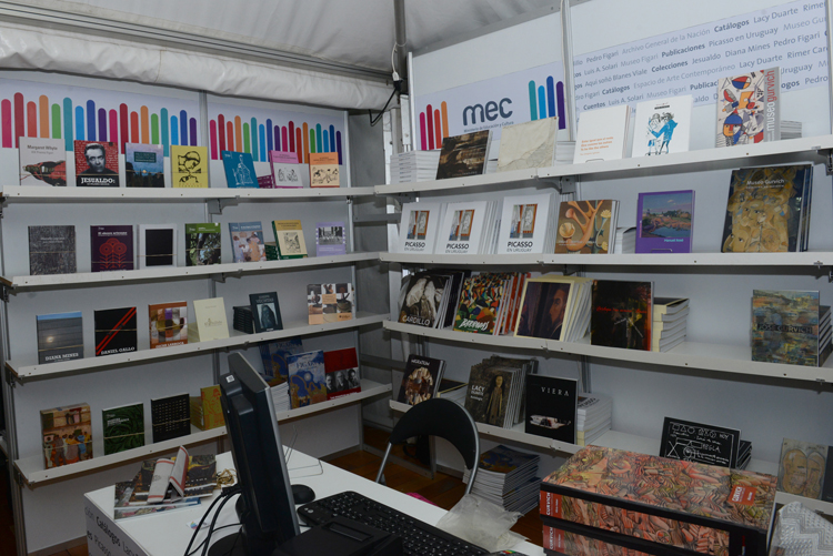 stand del mec en feria del libro