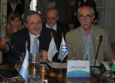 Ministro y director sentados a la mesa