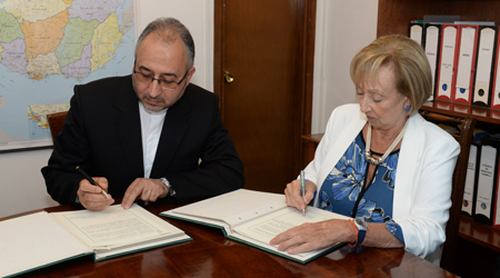 Autoridades durante la firma del convenio