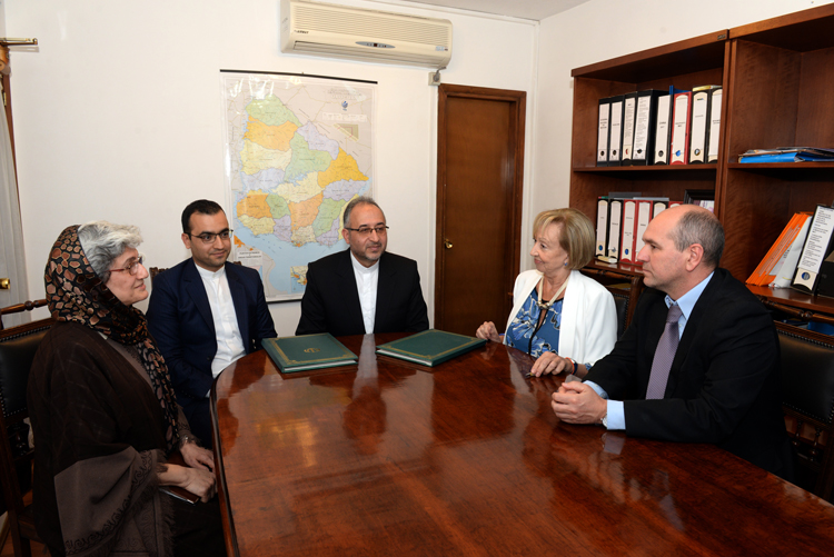 Autoridades durante la firma