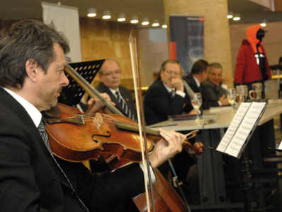 Músicos tocan en conferencia de prensa
