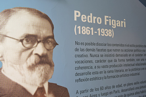 Pedro Figari en la sala del Museo Figari