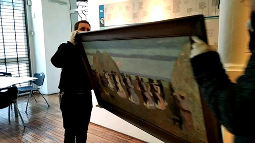 Tareas de montaje de una exposición. Movimiento de obras dentro del Museo Figari