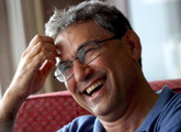 Orhan Pamuk riendo