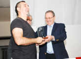 Garbriel Estrada recbiendo premio del Ministro