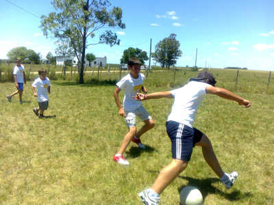 Niños jugando a la pelota