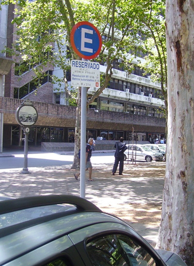Plaza Matriz: estacionamiento reservado Museo Figari