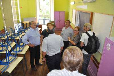 Autoridades en escuela en reparación
