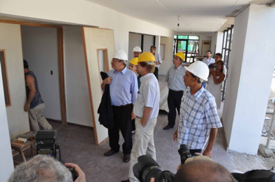 Autoridades en escuela en reparación