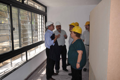 Autoridades en escuela en reparación