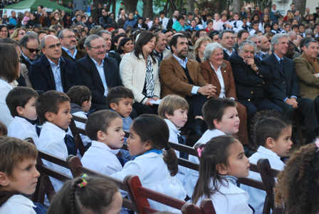 Autoridades y escolares