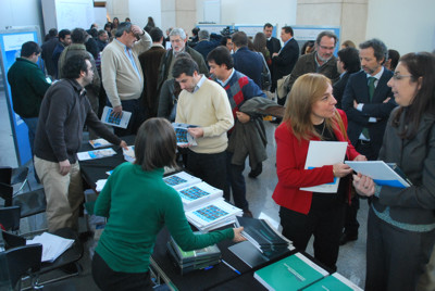 Público retirando materiales