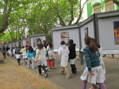 gente recorriendo la muestra