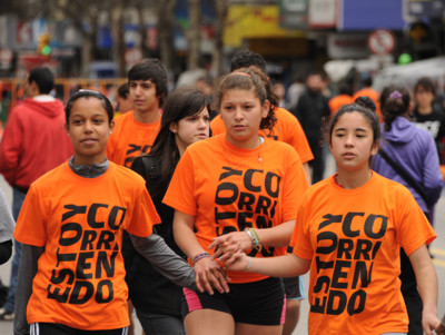 Muchachas con remera naranja