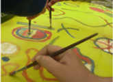 Niños pintando
